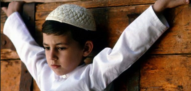 Cosa dovrebbe essere fatto al bambino che non prega?