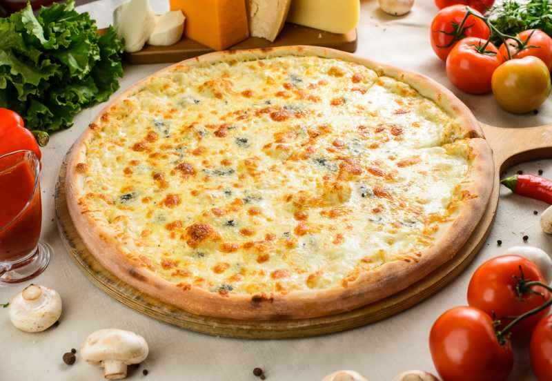 Come fare una pizza ai quattro formaggi? La pizza ai quattro formaggi più facile!