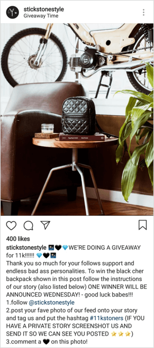 In questo esempio di concorso di Instagram, il premio è uno zaino in pelle, che è un premio relativamente costoso e vale lo sforzo di creare un post per vincere.