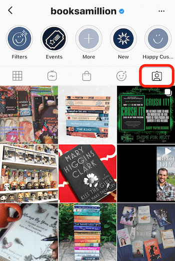 feed Instagram di @booksamillion che evidenzia la scheda del contenuto con tag