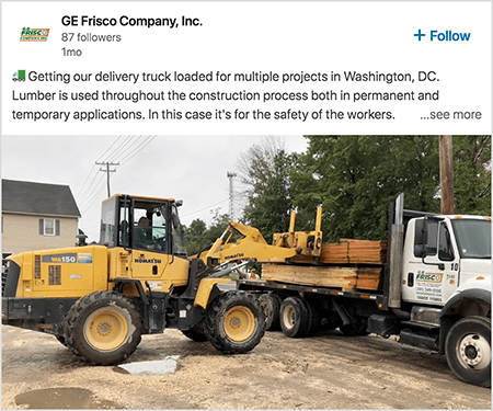 Questo è uno screenshot di un video di LinkedIn che mostra i lavori di costruzione. Il video è stato pubblicato da GE Frisco Company, Inc. Il testo del video dice "Caricare il nostro camion per le consegne per più progetti a Washington, DC. Il legname viene utilizzato durante tutto il processo di costruzione sia in applicazioni permanenti che temporanee. In questo caso, è per la sicurezza dei lavoratori ". Nell