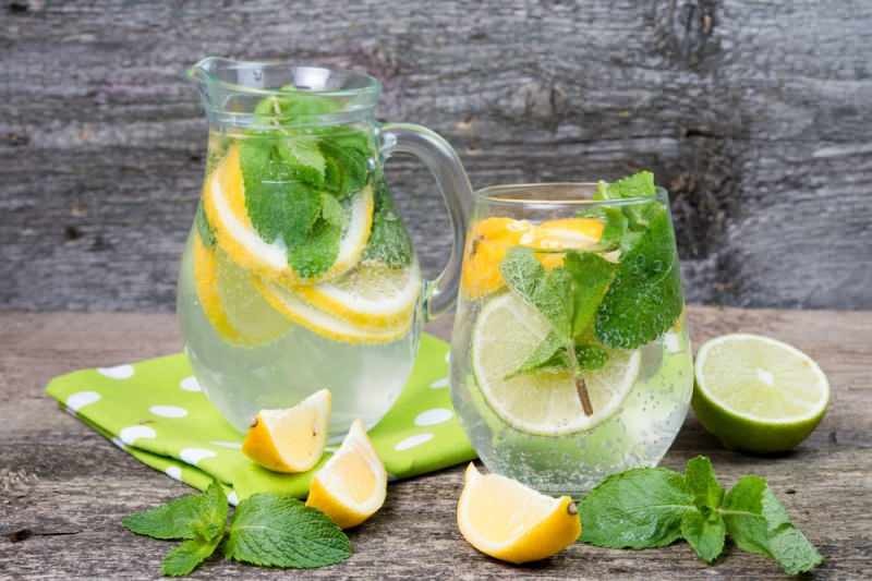 l'acqua minerale al limone rilassa lo stomaco
