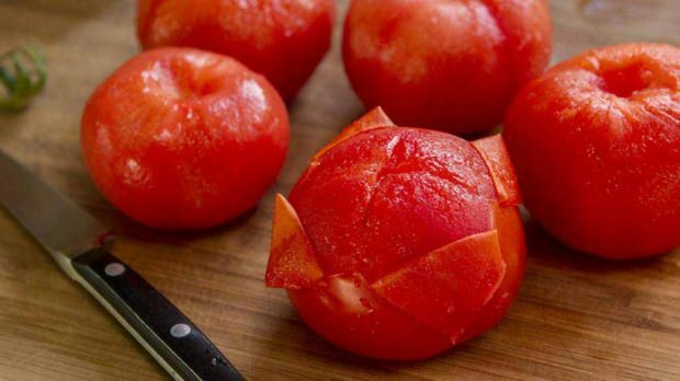 La tecnica di pelare i pomodori