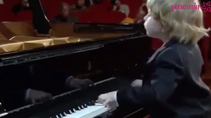 Nel momento in cui il piccolo pianista si esaurisce mentre si esibisce!