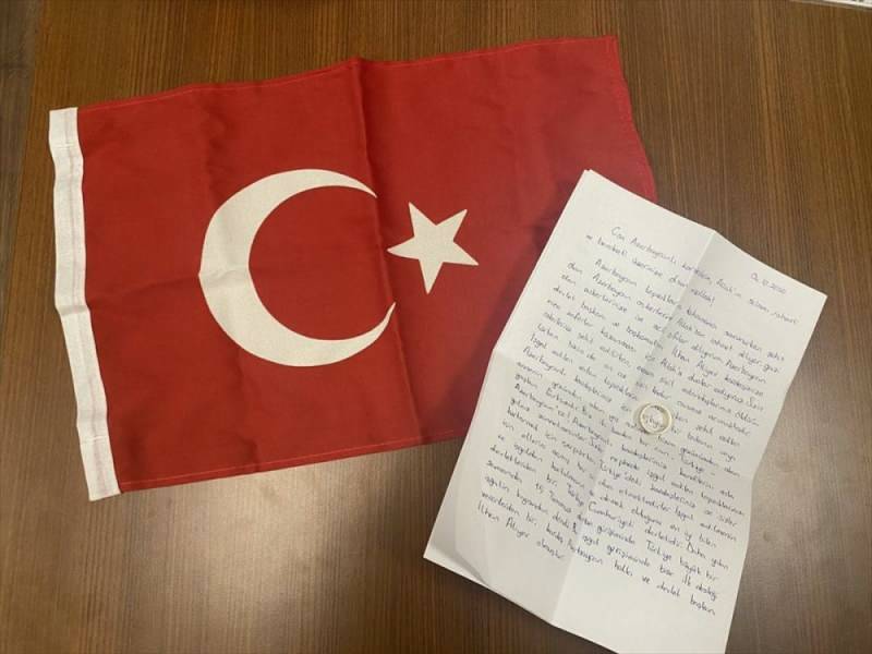 Una coppia di insegnanti ha inviato l'anello di fidanzamento per sostenere l'Azerbaigian