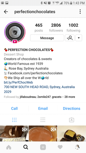 Un cerchio colorato e l'icona di riproduzione vengono visualizzati intorno alla foto del profilo di un account Instagram che ha caricato un video dal vivo per la riproduzione.