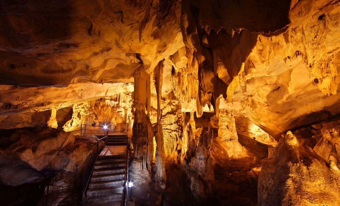 Scene dalla grotta di Dupnisa