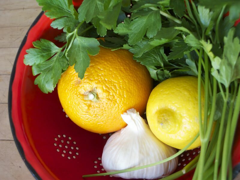 Come curare il prezzemolo, il limone e l'aglio?