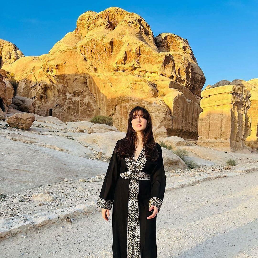 Burcu Özberk si è presentata in Giordania con la sua nuova immagine.