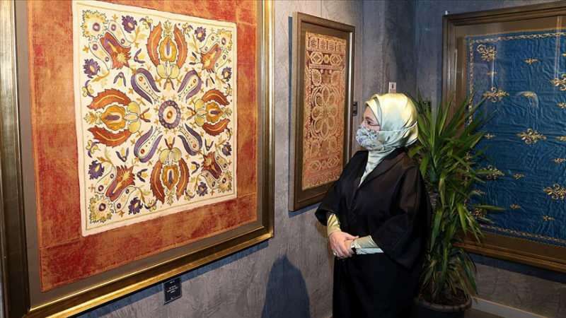 La First Lady Erdoğan ha visitato la mostra "Il punto che tocca il cuore"!