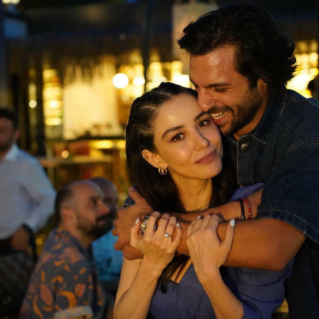Il regalo di nozze di Özge Gürel e Serkan Çayoğlu da parte dei loro fan li ha fatti sorridere