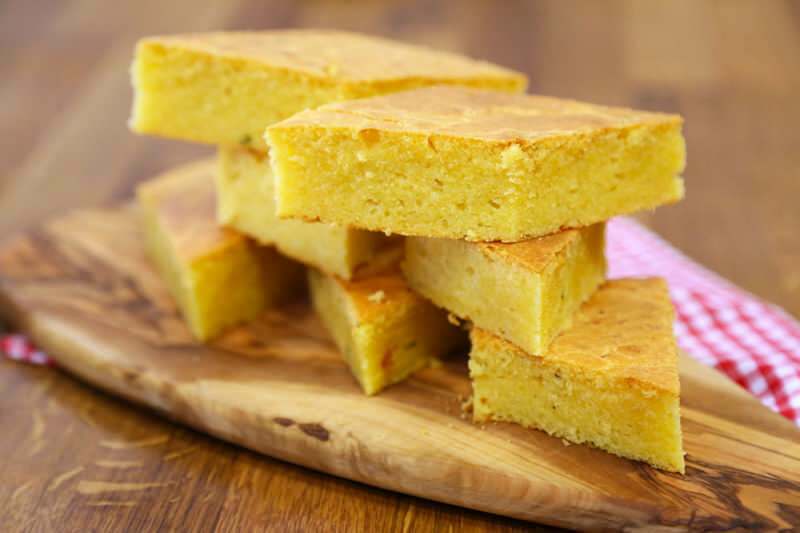 Come preparare il pane di mais con il formaggio nel modo più semplice? Suggerimenti per il pane di mais con formaggio