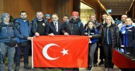 Parole di elogio dalle squadre di ricerca e soccorso straniere ai turchi: hanno dormito per strada per giorni!