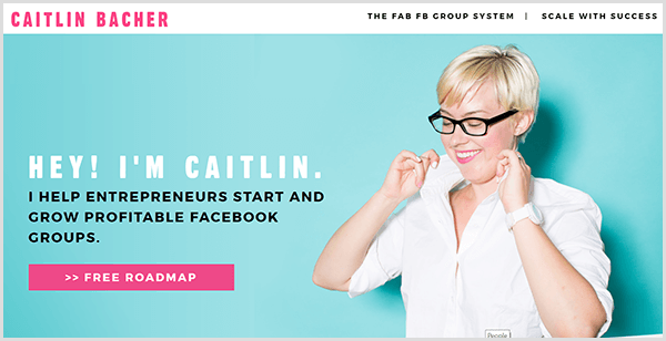 Il sito web di Caitlin Bacher ha uno sfondo verde acqua con una foto di Caitlin che si tira su il colletto della camicia. Il testo nero dice Hey, sono Caitlin e aiuto gli imprenditori ad avviare e far crescere proficui gruppi Facebook.