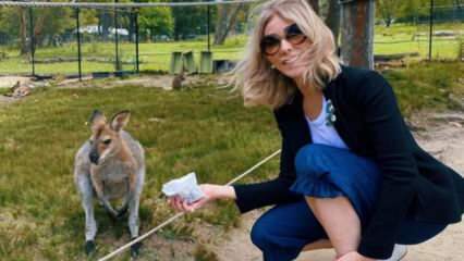 L'attrice Zerrin Tekindor ha nutrito un canguro con le sue stesse mani!