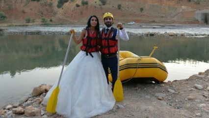 Rafting coppia pazzesca con abito da sposa e lo sposo