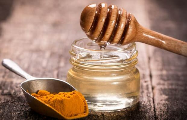 I benefici del miele e della curcuma