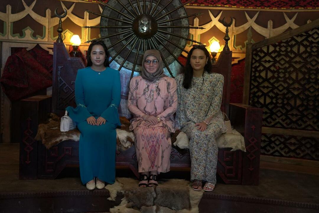 La Regina della Malesia ha visitato il set della serie TVEstablishment Osman - News 7 CULTURA