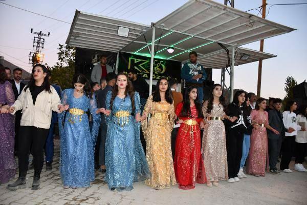 Chili d'oro sono stati appesi al matrimonio tribale a Şırnak