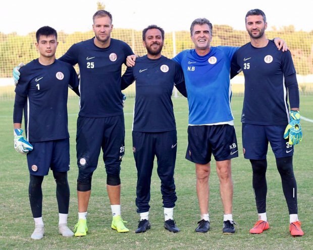 Erkan Kolçak Köstendil si allena con i giocatori di calcio dell'Antalyaspor