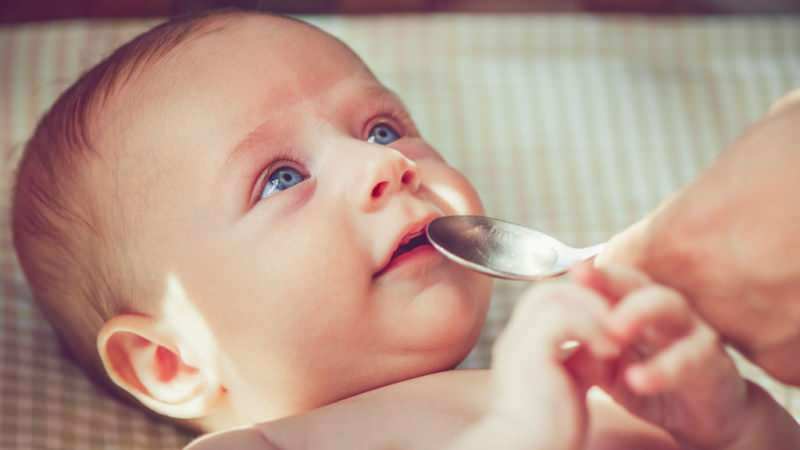 Dovrebbe essere data acqua al bambino ai bambini allattati con latte artificiale