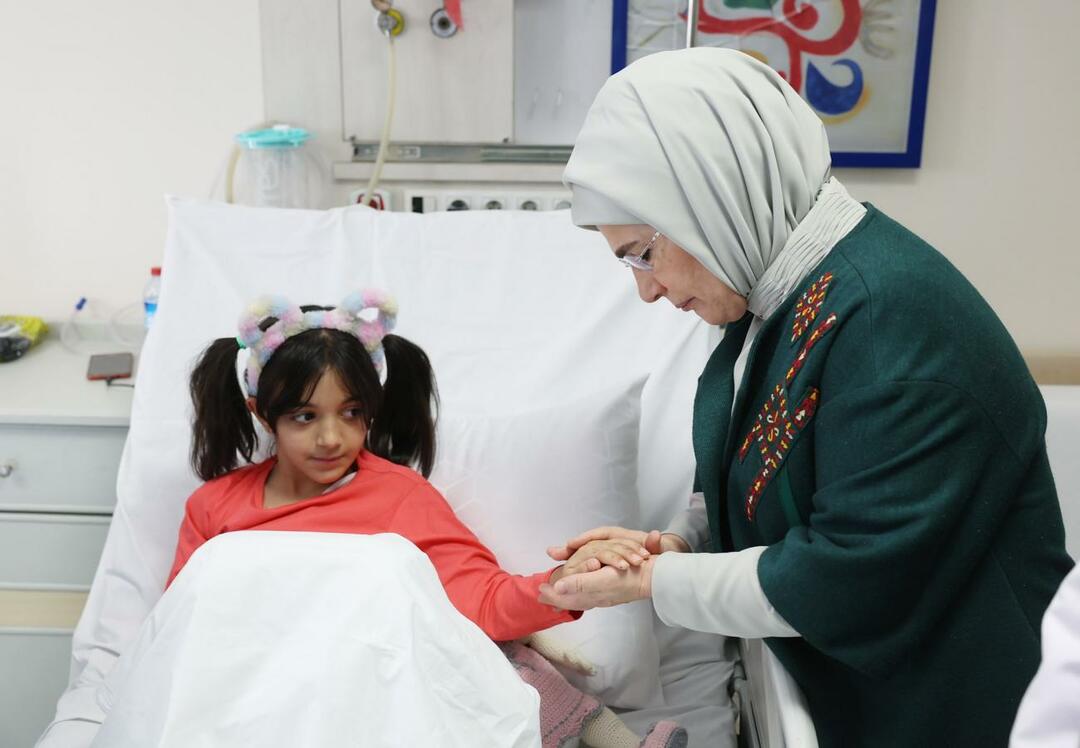 Emine Erdoğan ha visitato le vittime del disastro