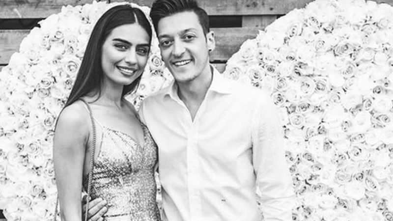 Amine Gülşe e Mesut Özil si sposano con la figlia Eda in vacanza a Çeşme