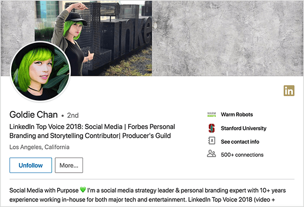 Questo è uno screenshot del profilo LinkedIn di Goldie Chan. È una donna asiatica con i capelli verdi. Nella foto del profilo, indossa il trucco, una collana girocollo nera e una camicia nera. Il suo slogan dice "LinkedIn Top Voice 2018: Social Media | Collaboratore Forbes Personal Branding e Storytelling | Producer’s Guild "