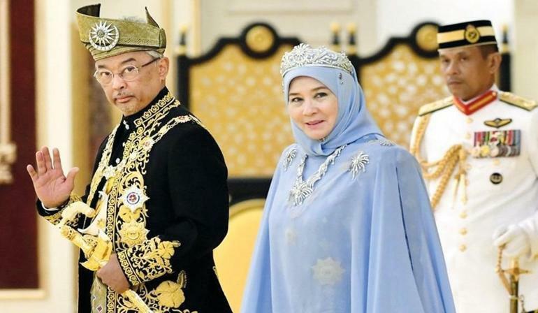 Visita a sorpresa della Regina della Malesia sul set dell'Establishment Osman
