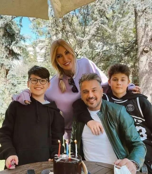 Emre Altuğ Çağla Şıkel e i suoi figli