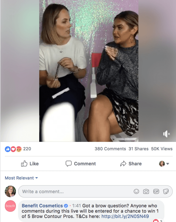 Esempio di un live Facebook di Benefit Cosmetics, con un concorso nei commenti.