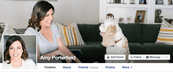 Amy Porterfield utilizza immagini casuali per il suo profilo Facebook personale che funzionerebbe comunque in contesti aziendali.