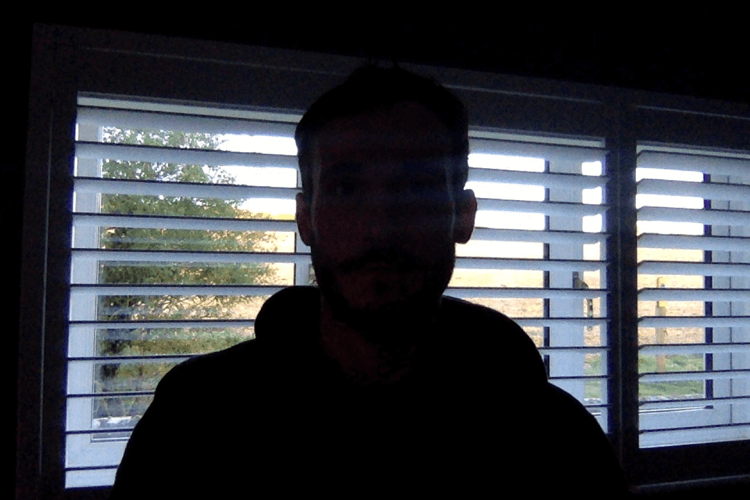 effetto silhouette creato quando il soggetto del video si trova davanti alla finestra