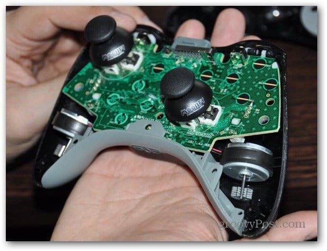 Come sostituire le levette analogiche del controller Xbox 360