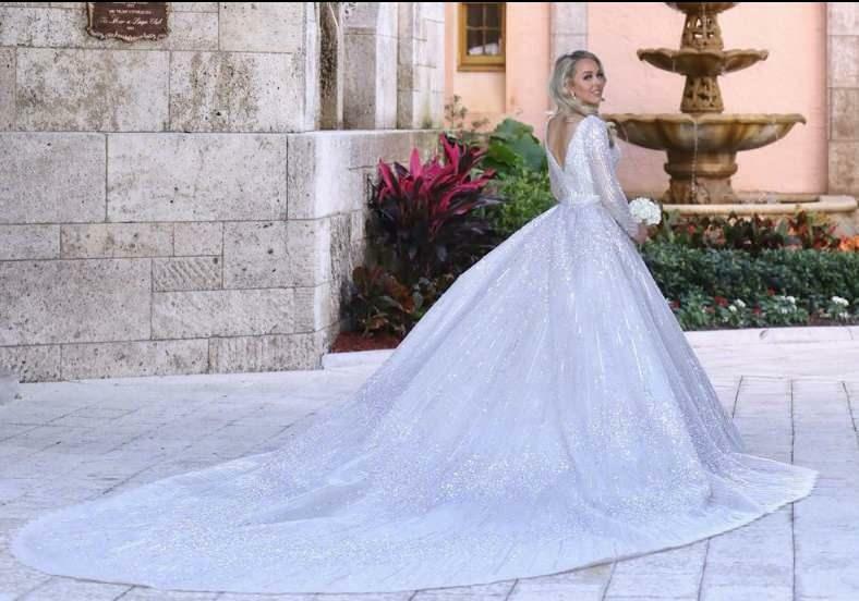 L'abito da sposa con velo lungo di Tiffany Trump era molto popolare