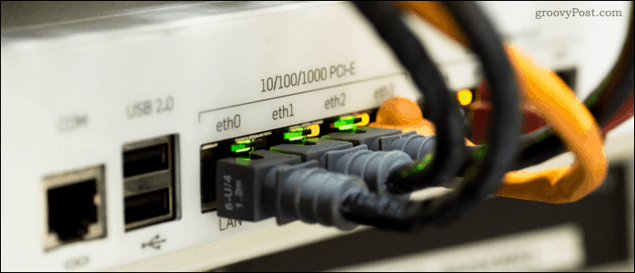 Cavi Ethernet collegati a uno switch di rete