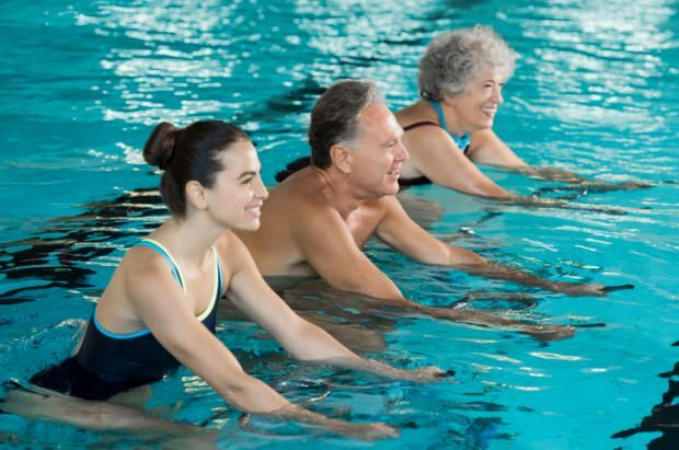 Movimenti di assottigliamento delle gambe in piscina