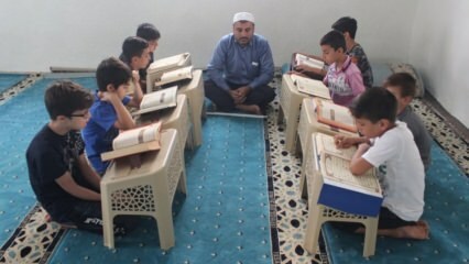 Imam Necmettin, ipovedente, insegna ai bambini il Corano!