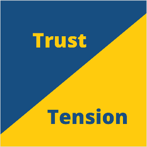 Questa è un'illustrazione quadrata del concetto di marketing di fiducia e tensione di Seth Godin. Il quadrato è un triangolo blu in alto a sinistra e un triangolo giallo in basso a destra. Nel triangolo blu, il testo giallo dice Fiducia. Nel triangolo giallo, il testo blu dice Tensione.