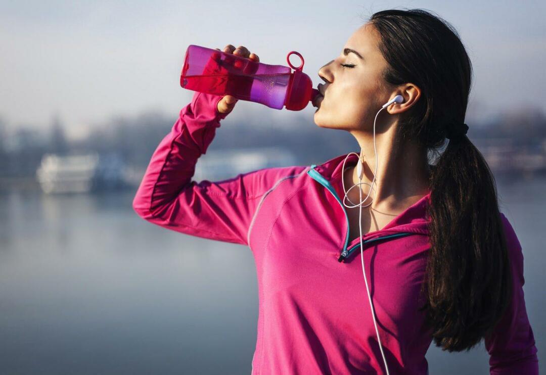 Quali sono i benefici dell'acqua potabile per pelle e capelli? Bere molta acqua migliora la pelle?