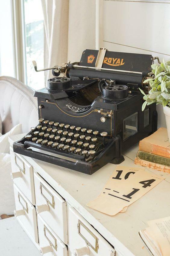 Uso della macchina da scrivere nella decorazione della casa 