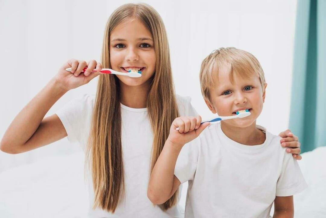 Quando dovrebbero ricevere le cure odontoiatriche i bambini? Come dovrebbero essere le cure odontoiatriche per i bambini che vanno a scuola?