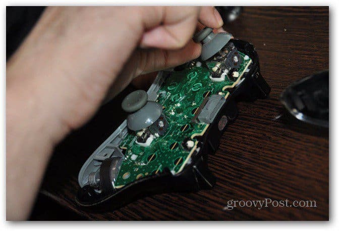 Cambia le levette analogiche del controller Xbox 360 per togliere le vecchie levette