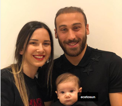 'Hai portato il bar all'Everest Cenk Tosun! Taggando sua moglie nel tuo cuore!