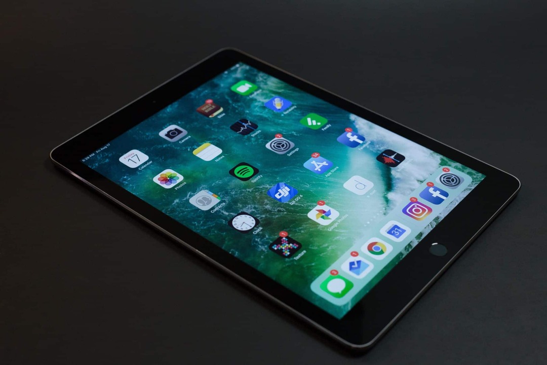 Un iPad su un tavolo nero
