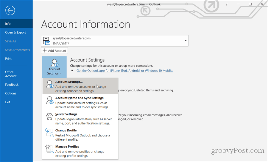 scegliendo le impostazioni dell'account in Outlook