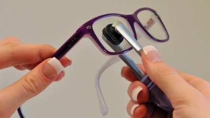 Come viene pulita la lente degli occhiali? 