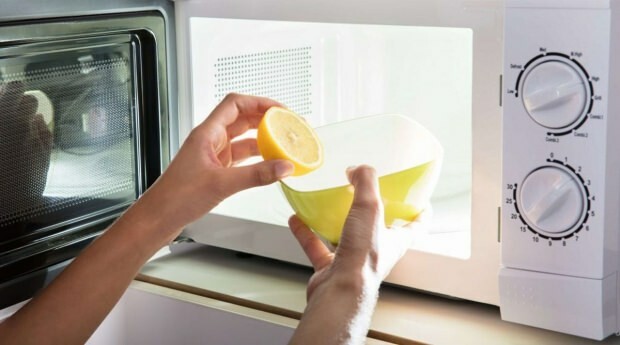 Come viene pulito il forno a microonde?