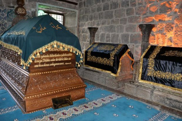 Le donne Diyarbakir lavorano a maglia per le tombe dei Profeti