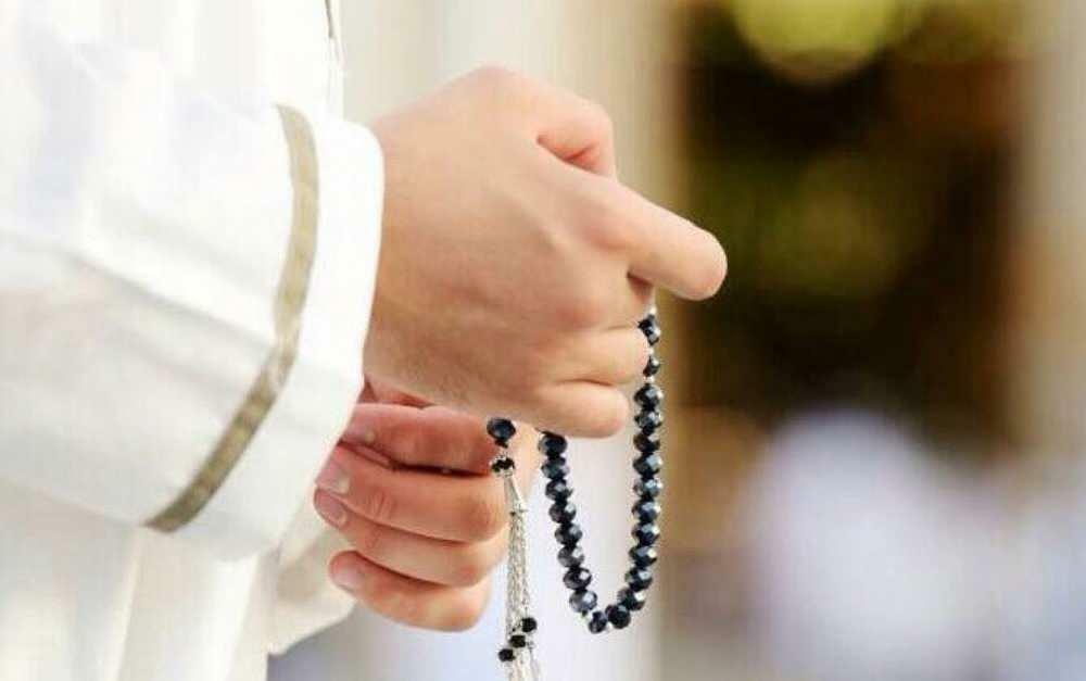 pregando il rosario